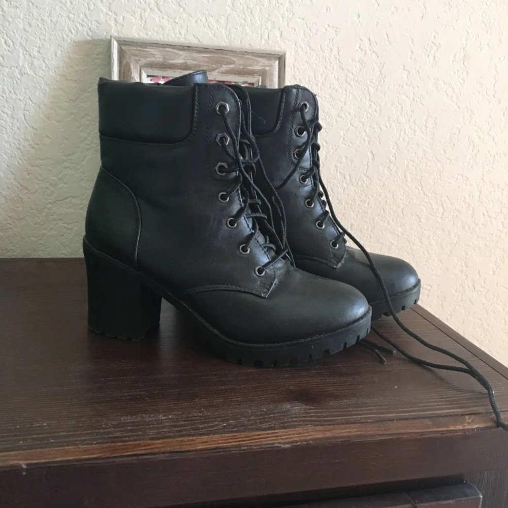 Black Boots Sz 6